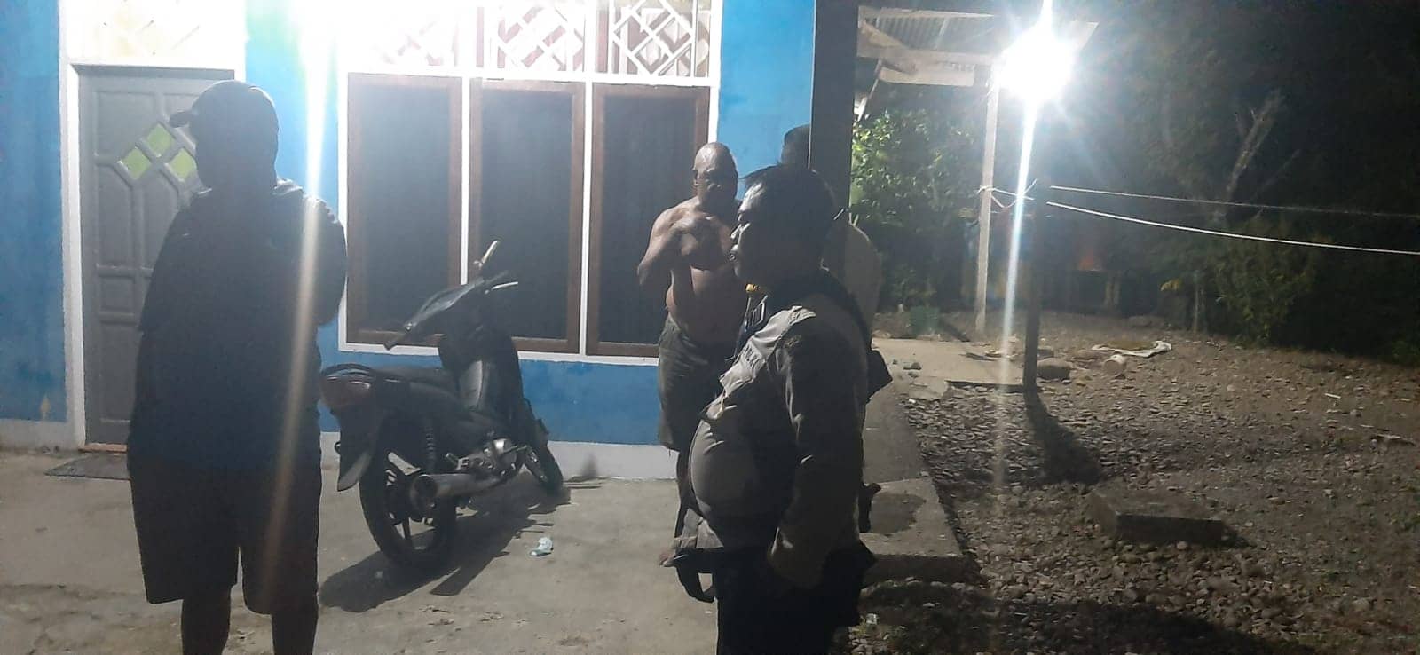 Polisi saat mendatangi kediaman SK