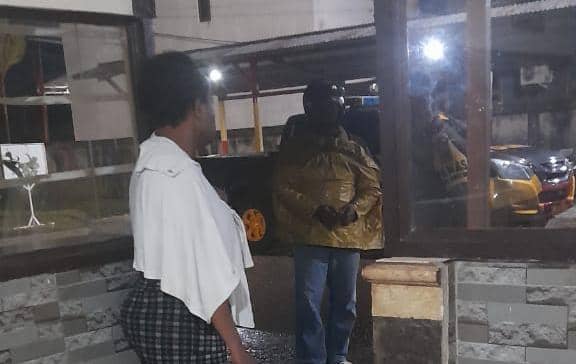 Rika saat melapor kasus penganiayaan yang dialaminya ke Polsek Miru.