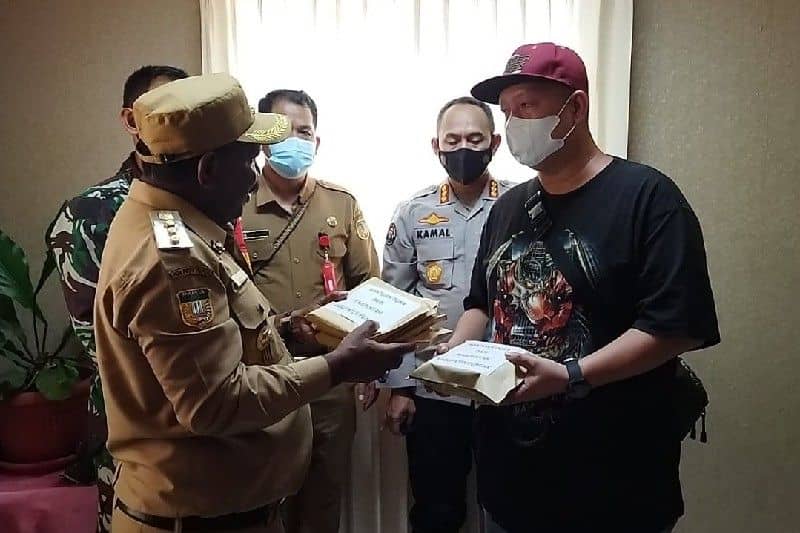Bupati Puncak Willem Wandik, Selasa (8/3) menyerahkan santunan kepada korban pembantaian KKB di Distrik Beoga diterima keluarga korban di Timika.