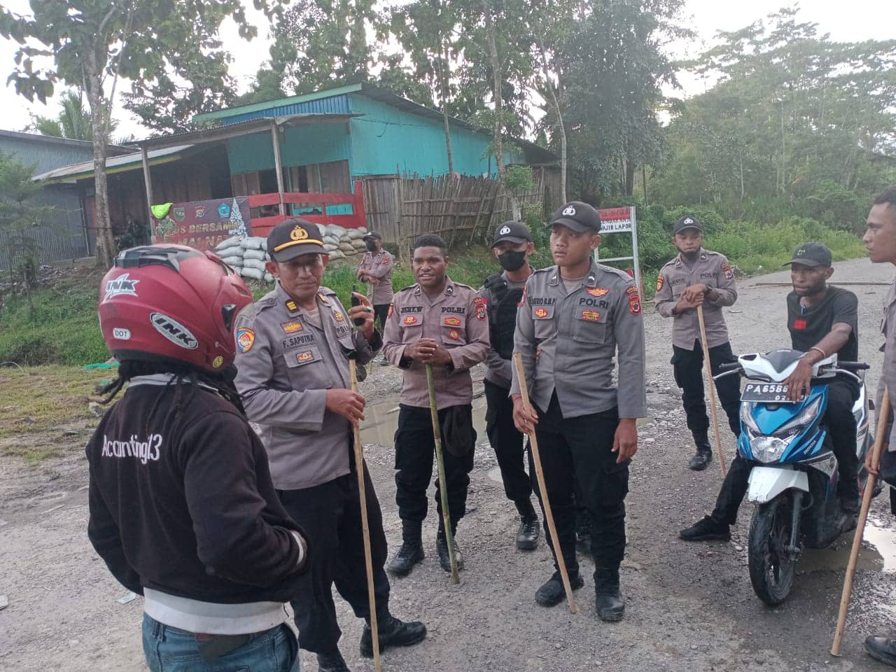 Caption, Personel TNI-Polri saat melakukan pengamanan di Yalimo