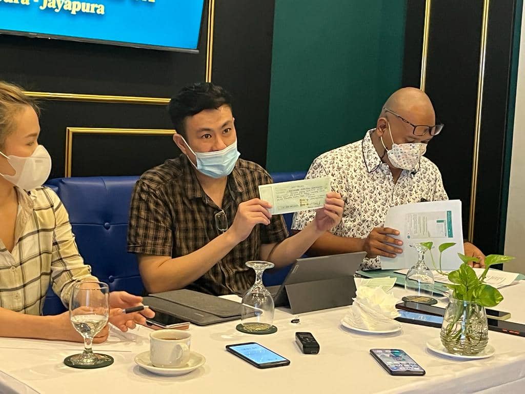 Korban saat menunjukkan barang bukti pembayaran