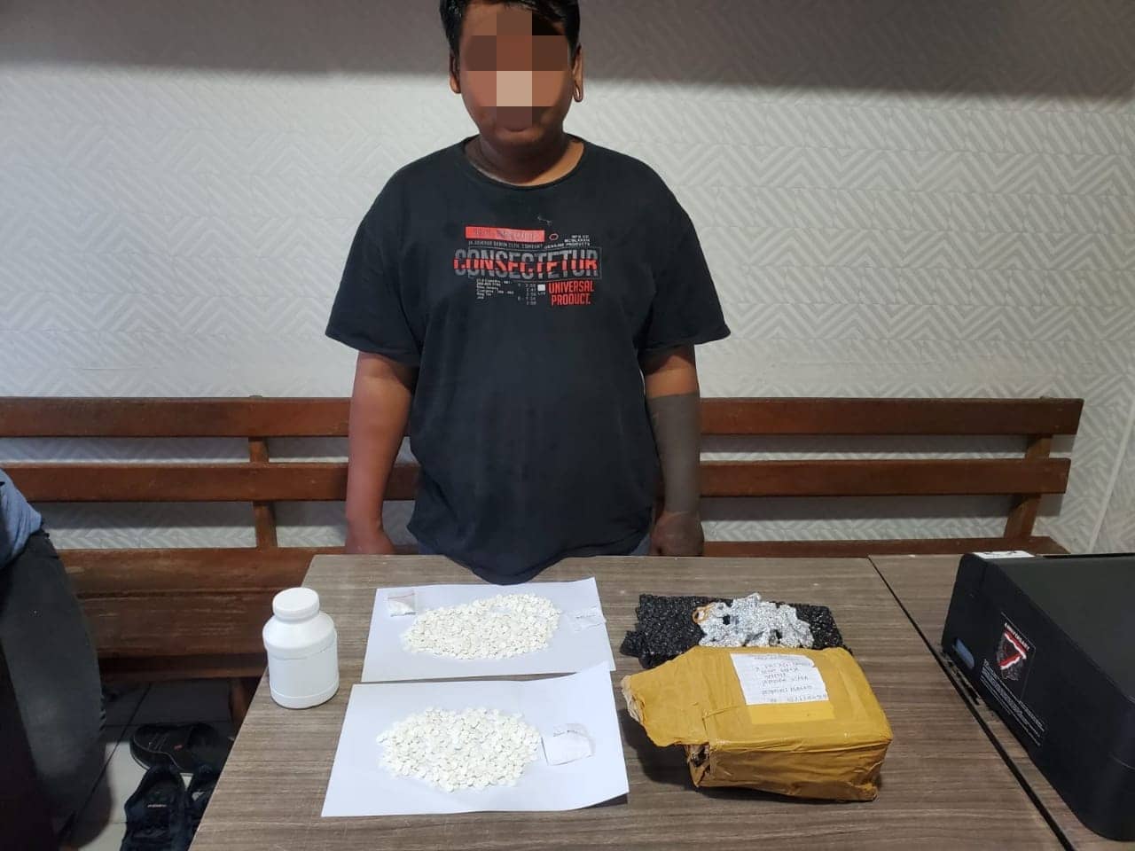 Tersangka dan barang bukti obat yang diamankan polisi.
