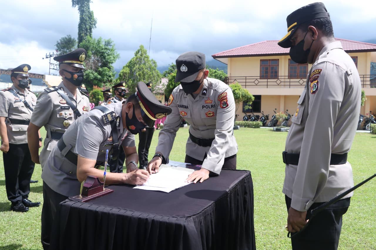 Kapolres Jayapura AKBP Fredrickus W.A Maclarimboen saat memimpin sertijab