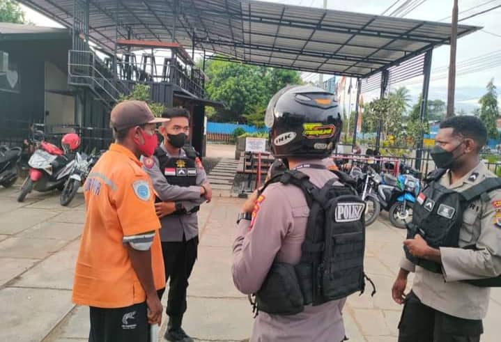 Nampak personil Polres Merauke saat memberi arahan kepada salahsatu tukang parkir.
