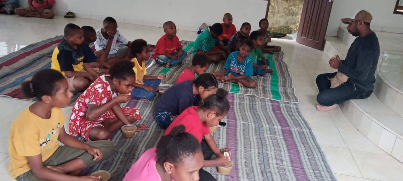 Sekretaris YPKY, saat santai usai pembinaan kepada seluruh peserta didik binaan YPKY di Gereja Katolik St. Franskus Asisi, Koprapoka, belum lama ini.
