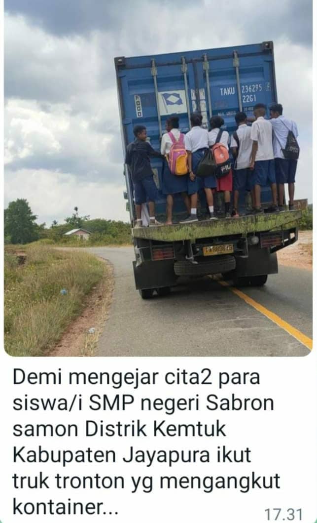 Siswa naik truk konteiner ke sekolah.