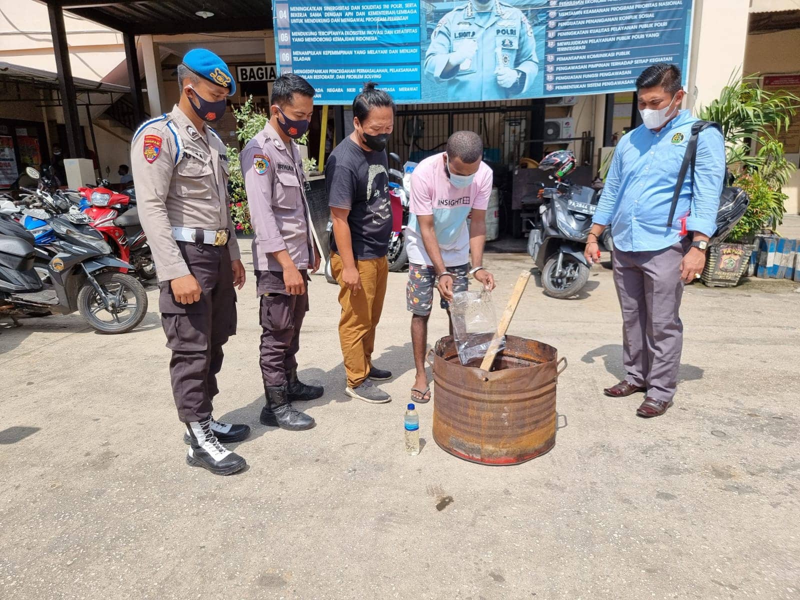 Polresta Jayapura Kota saat memusnahkan ganja