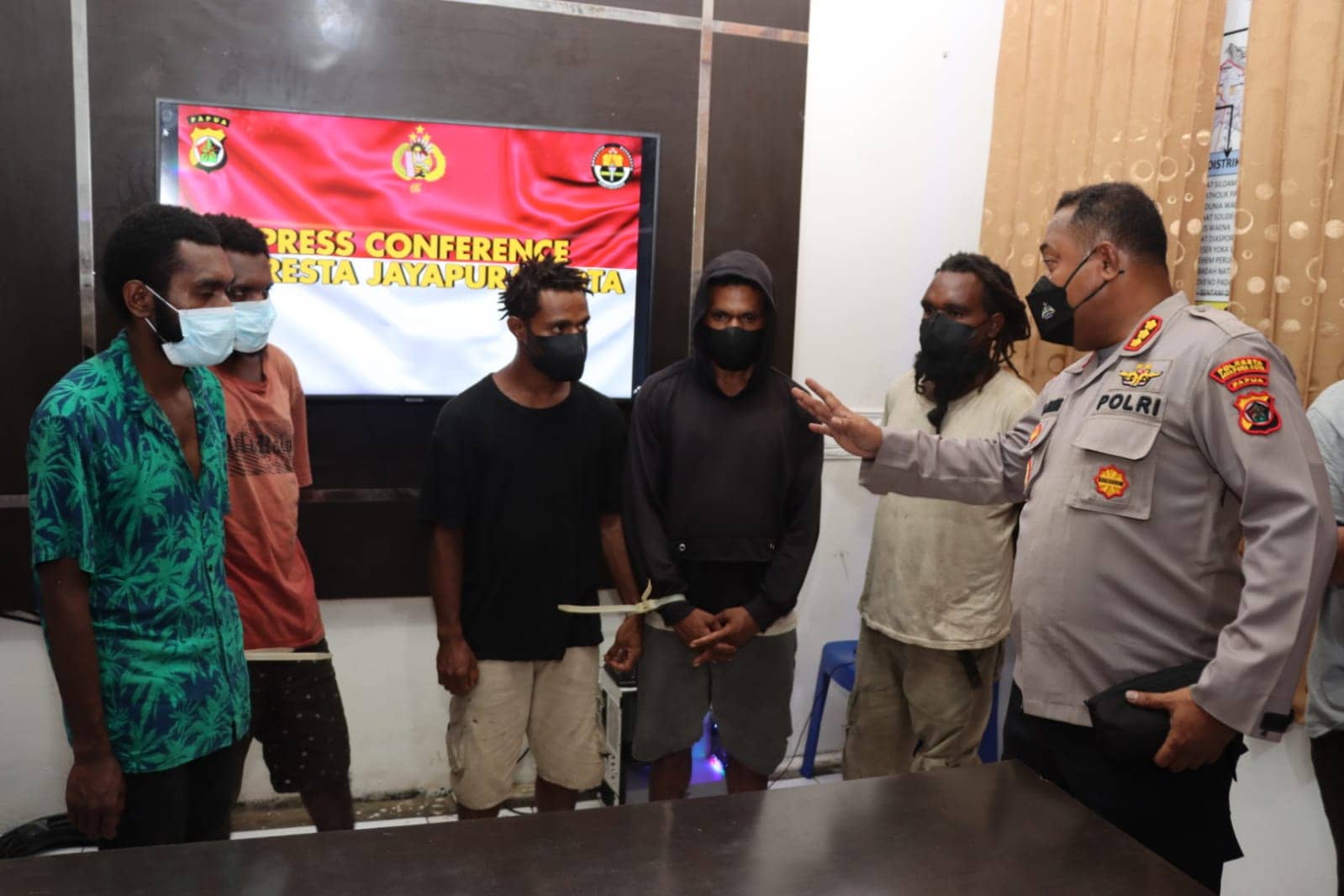 Lima tersangka diamankan polisi.