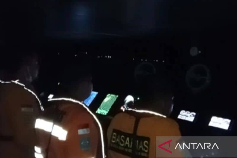 Tim SAR dari Kantor Pencarian dan Pertolongan Manokwari melaksanakan operasi pencarian satu longboat mati mesin bermuatan tiga penumpang di perairan laut Manokwari Papua Barat pada Minggu, (27/3/2022).