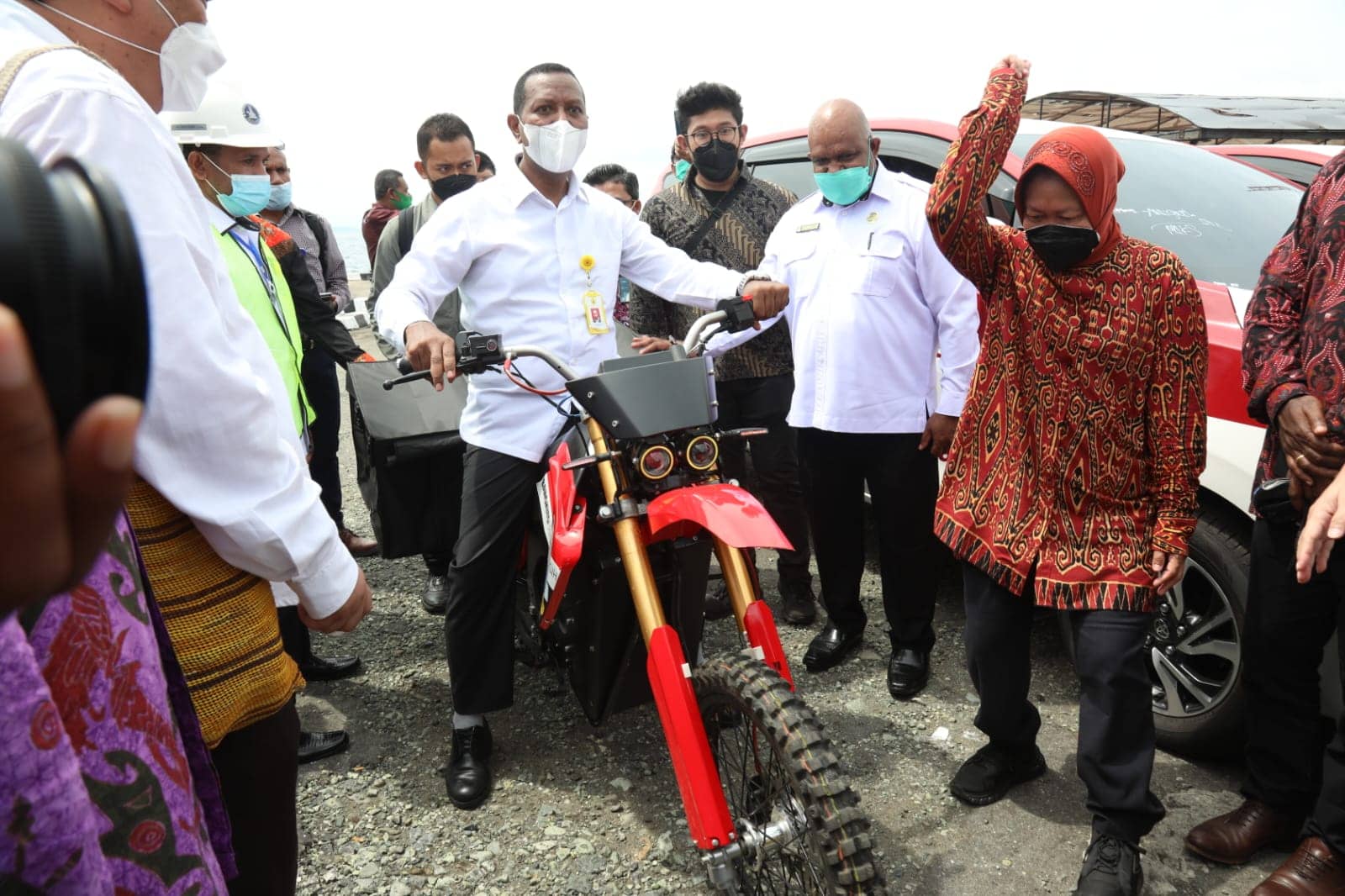 Mensos saat menyerahkan Bantuan Kapal dan Motor Listrik di Jayapura