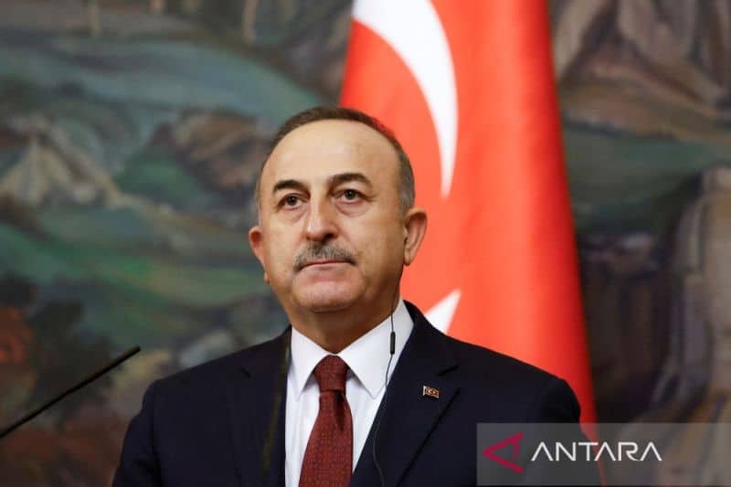 Menteri Luar Negeri Turki Mevlut Cavusoglu menghadiri konferensi pers setelah berbicara dengan mitranya dari Rusia Sergei Lavrov di Moskow, Rusia, 16 Maret 2022.
