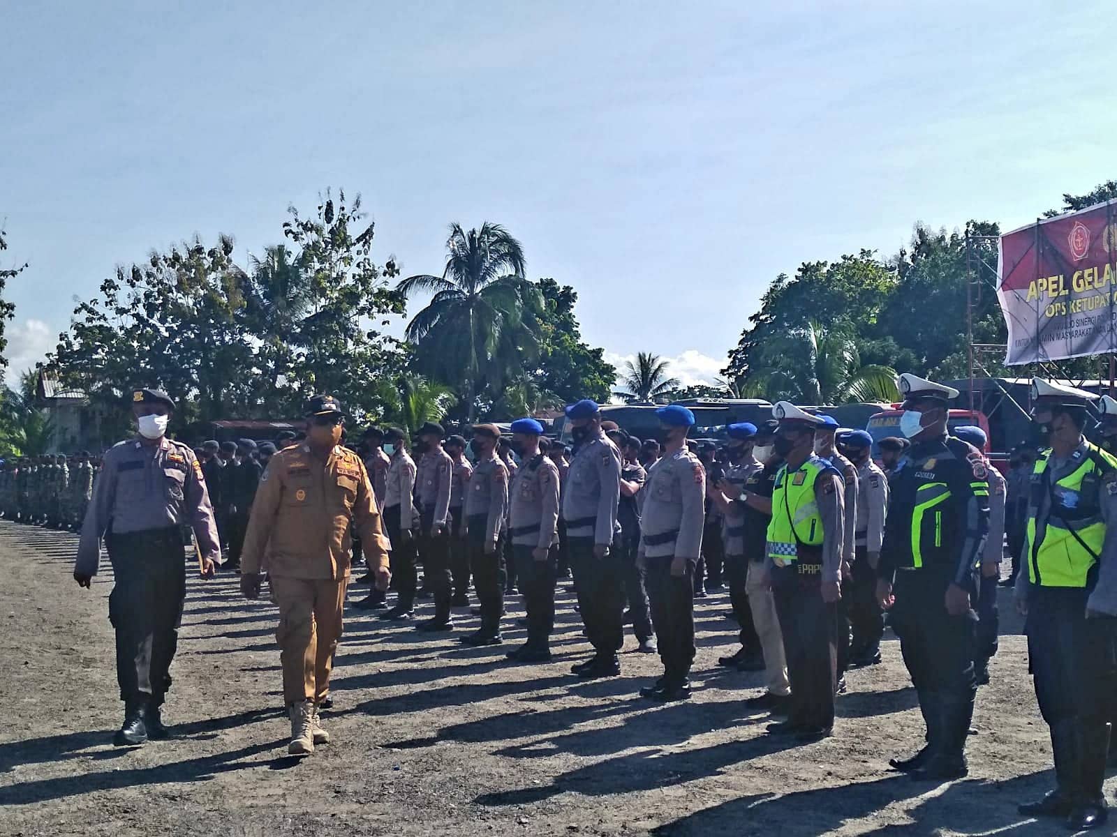 Wakil Bupati Mimika, Johannes Rettob saat memantau kesiapan peserta.