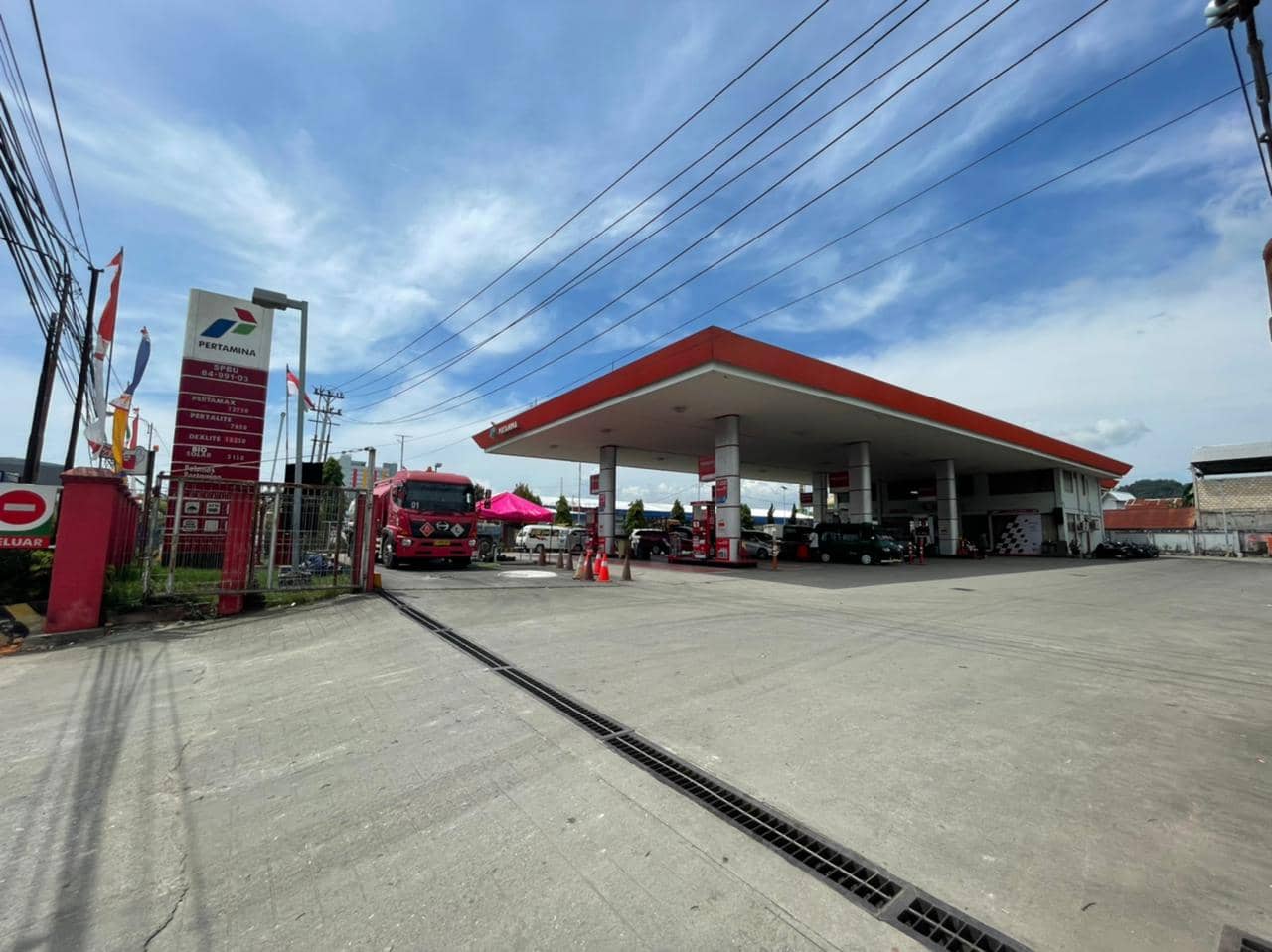 Antrian di SPBU terlihat normal