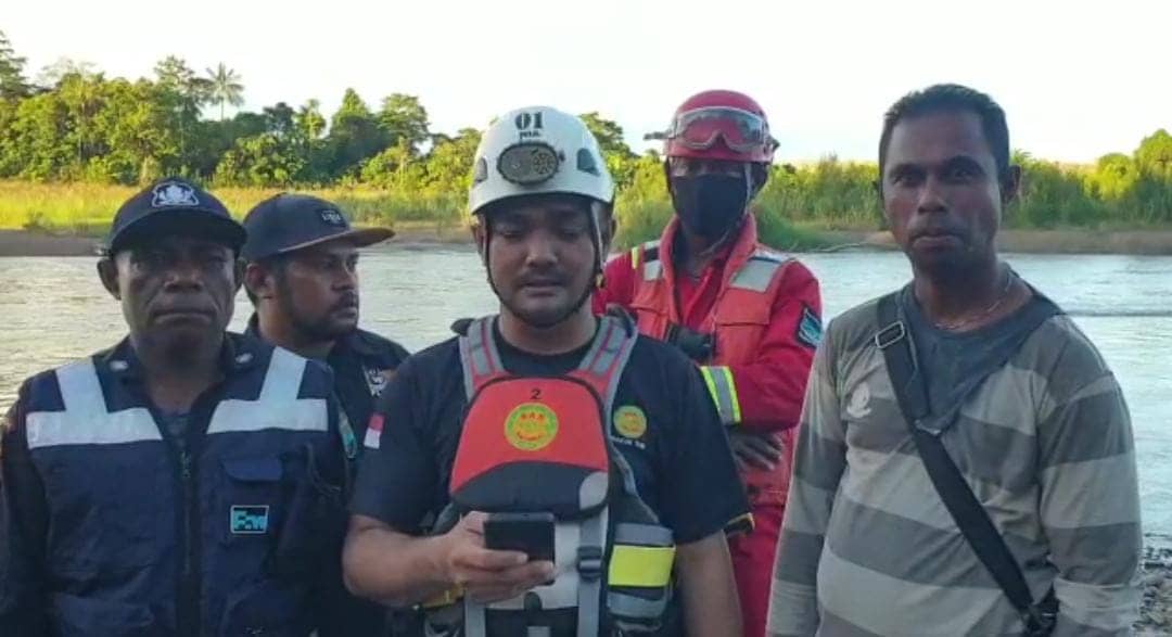 Tim SAR bersama keluarga korban melakukan pencarian.
