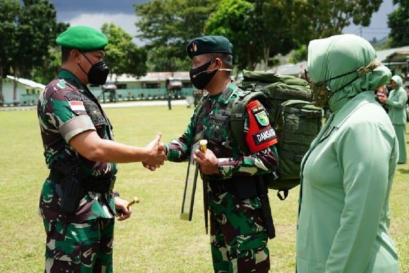 Pangdam XVII Mayjen Teguh Muji Angkasa, saat menerima kembali anggota Yonif RK 751/VJS yang selesai bergabung dalam Satgas Pamtas RI-PNG