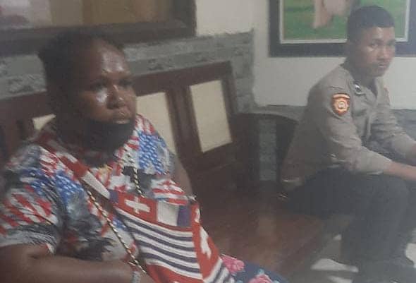 Korban saat melapor ke Polsek Miru