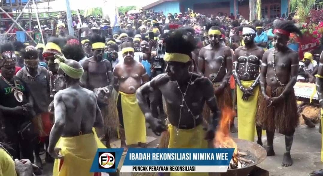 Para peserta mengikat kepala menggunakan kain warna putih.