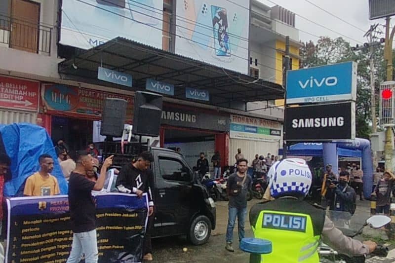 Unjuk rasa 11 April oleh elemen mahasiswa dan masyarakat yang tergabung dalam Pilar Pemuda Rakyat (PIDAR) Papua Barat di kabupaten Manokwari, Senin (11/4/2022).