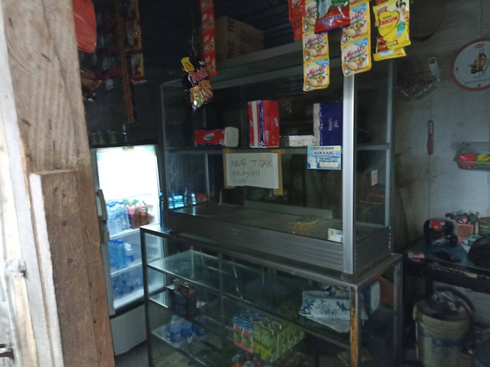 Semua barang kios diambil pelaku.