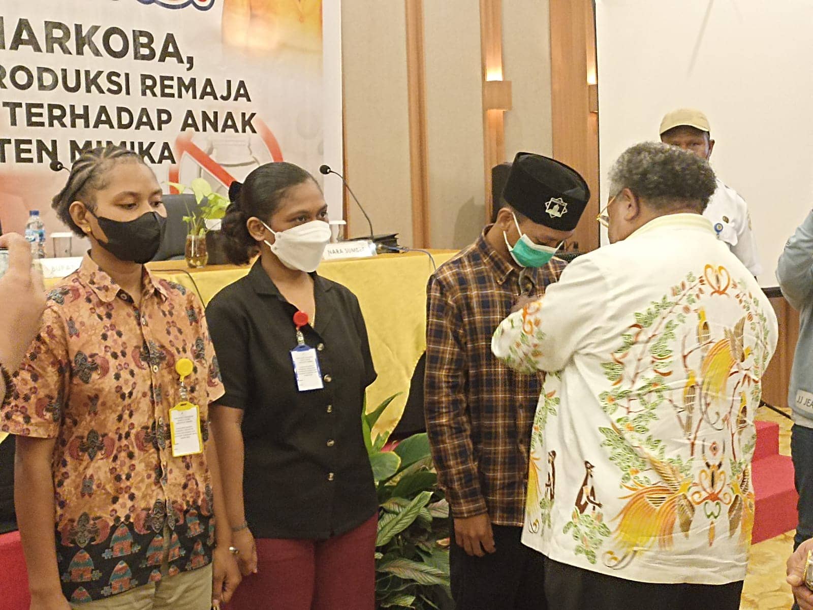 Penyematan tanda peserta oleh Bupati Eltinus Omaleng