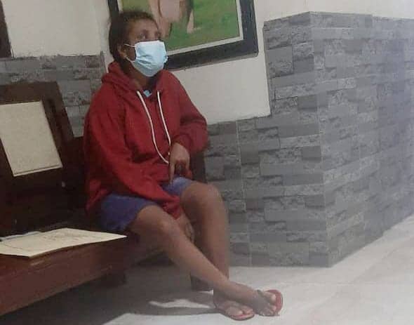 Korban saat melapor suaminya ke Polsek Mimika Baru.