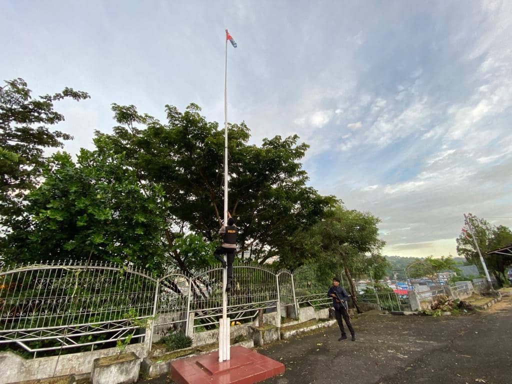 Bendera bintang kejora tampak berkibar