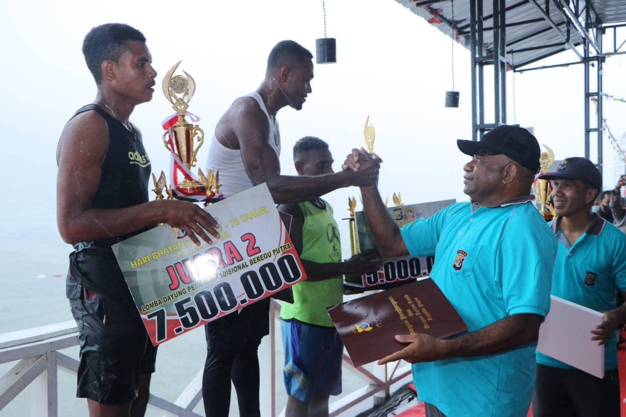 Kapolda Papua Irjen Pol Mathius D. Fakhiri saat menyerahkan piala kepada pemenang