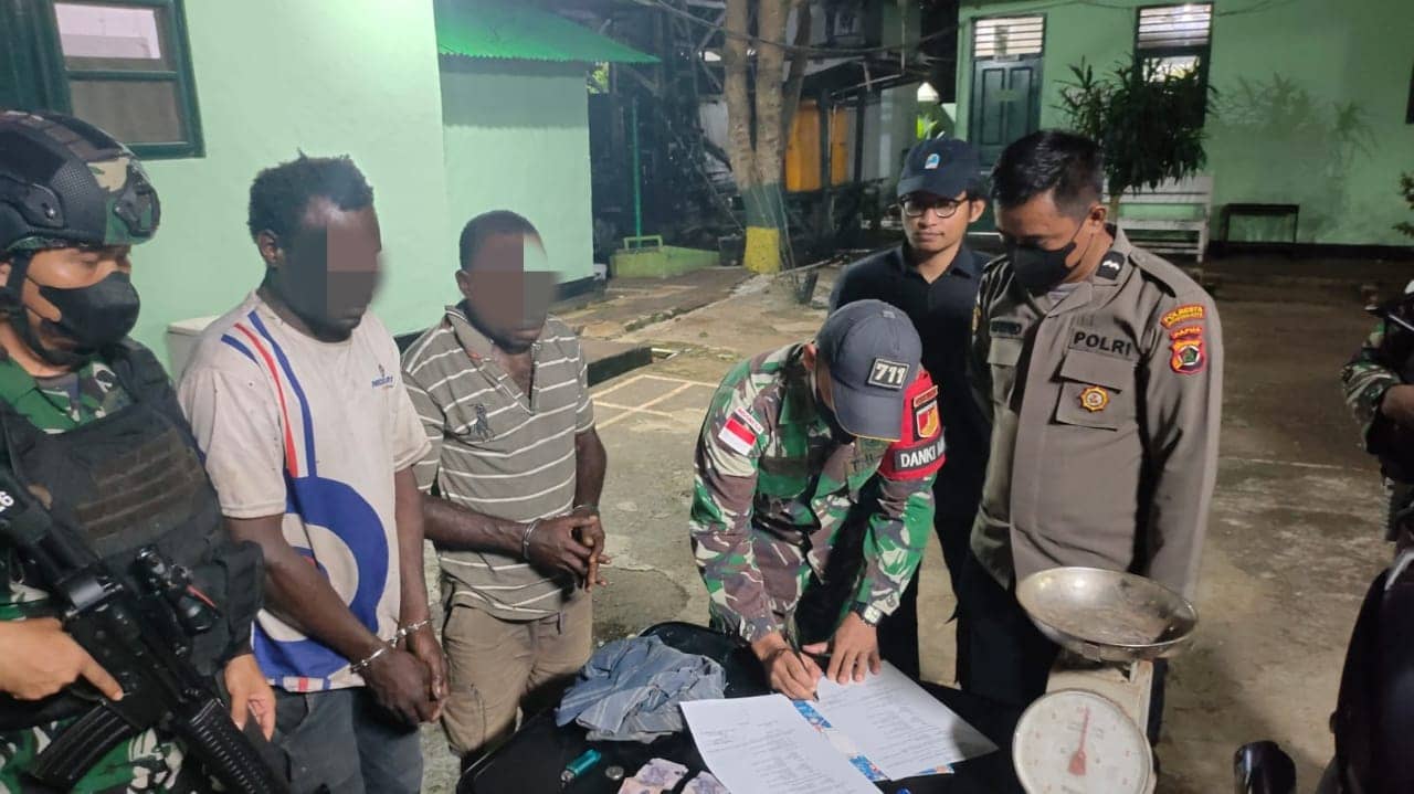 Polisi saat mengamankan pelaku bersama barang bukti