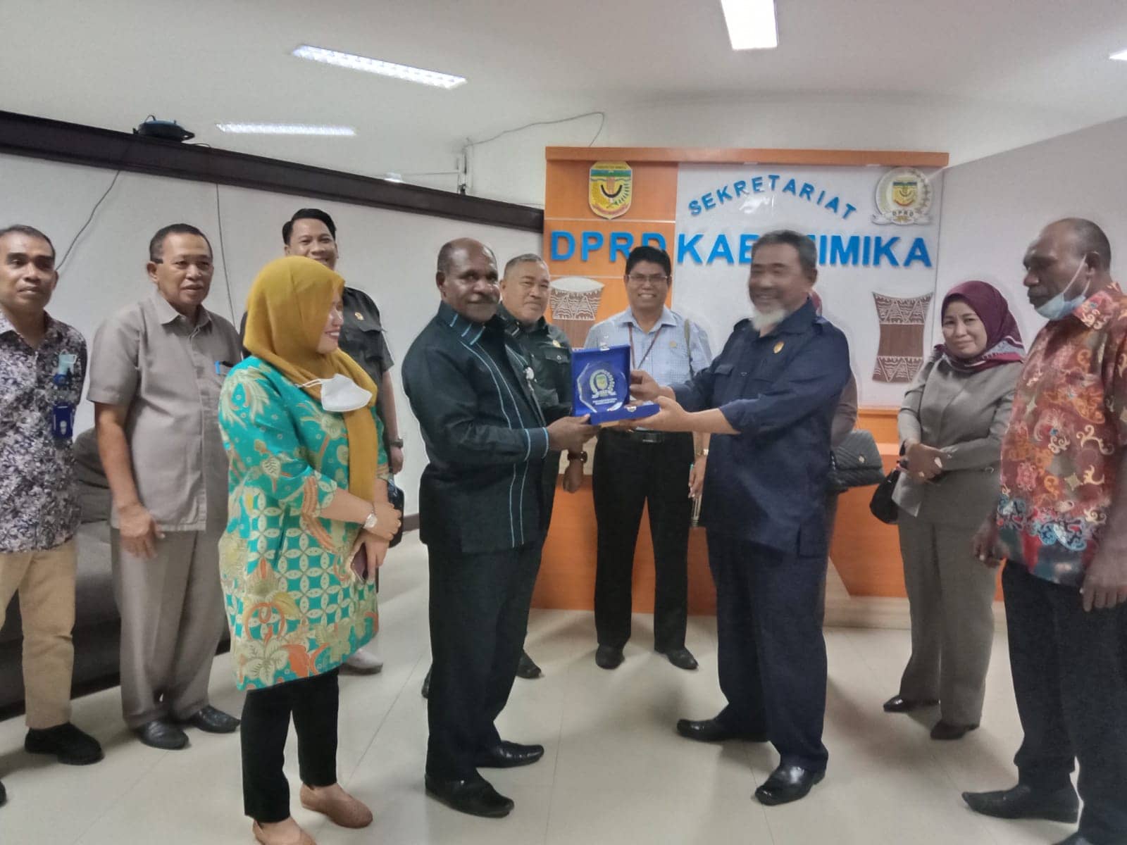 Penyerahan cinderamata kepada Ketua Komisi III DPRD Kota Pare-pare