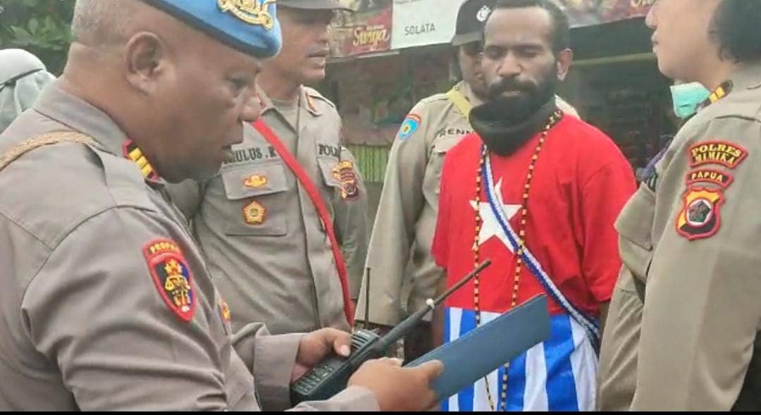 Polisi saat berdiskusi dengan para pendemo.