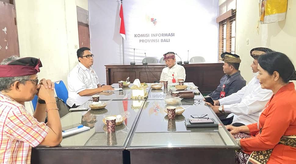 Foto:Dok.KIP Ketua Bidang Penelitian dan Dokumentasi KIP Papua, Syamsuddin Levi berdiskusi dengan para komisioner KIP Bali.