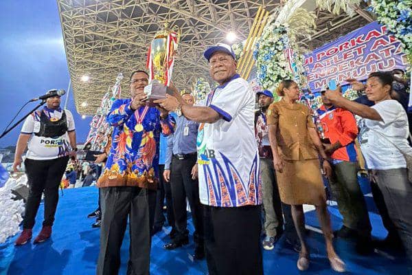 Foto: HSB Bupati Jayapura,. Matius Awoitauw saat menyerahkan piala juara umum PORKAB II Kabupaten Jayapura.