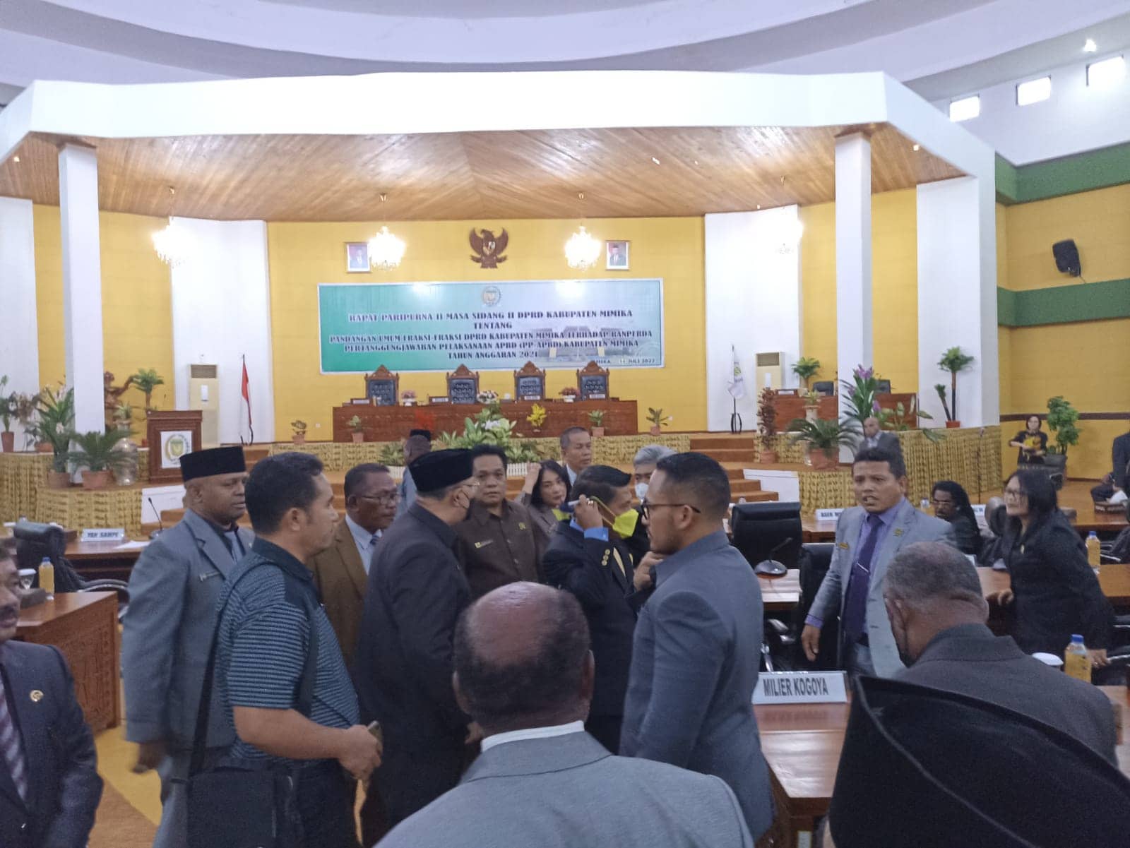 Suasana sidang paripurna saat diskors.
