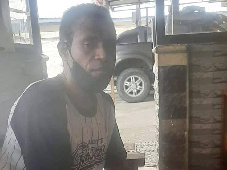 Yulius Gobai saat melapor ke Polsek Miru