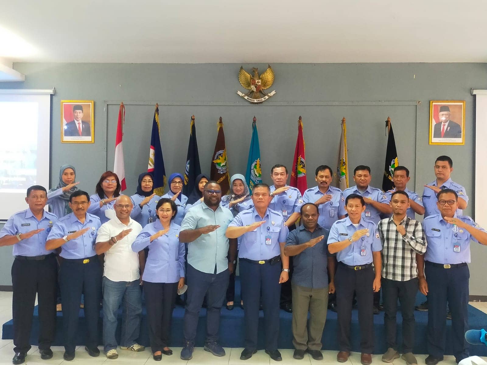 Foto: Mustofa Rektor Unsurya Jakarta, DR. Portler Gultom SH, MH dan Deputi Monev LPMAK, Kristianus Ukago berpose bersama Tim Monev LPMAK serta Civitas Akademik Unsurya Jakarta usai pertemuan