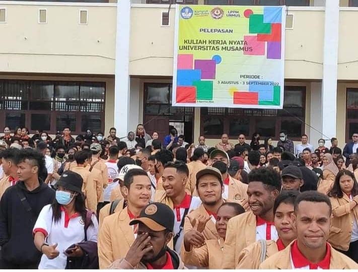 Foto: Istimewa Mahasiswa dan mahasiswi Universitas Musamus Merauke saat mengikuti acara pelepasan peserta KKN Tahun 2022.