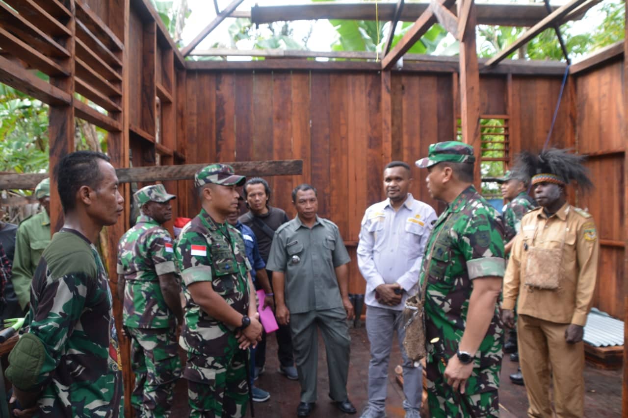 Foto: Istimewa Pangdam XVII Cenderawasih Mayjen Teguh Muji Angkasa saat meninjau pembangunan rumah masyarakat di lokasi TMMD di Kampung Atapo, Kokonao, Distrik Mimika Barat.