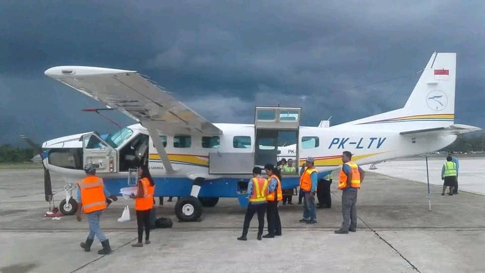Pesawat milik Pemda Mimika yang dioperasikan Asian One Air yang akhirnya dikembalikan dan kini dipenuhi kotoran burung di Bandara Mozes Kilangin.