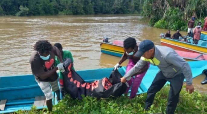 Foto: Istimewa Petugas kepolisian dibantu warga saat mengevakuasi jasad korban mutilasi dari Sungai Pigapu, Distrik Iwaka.
