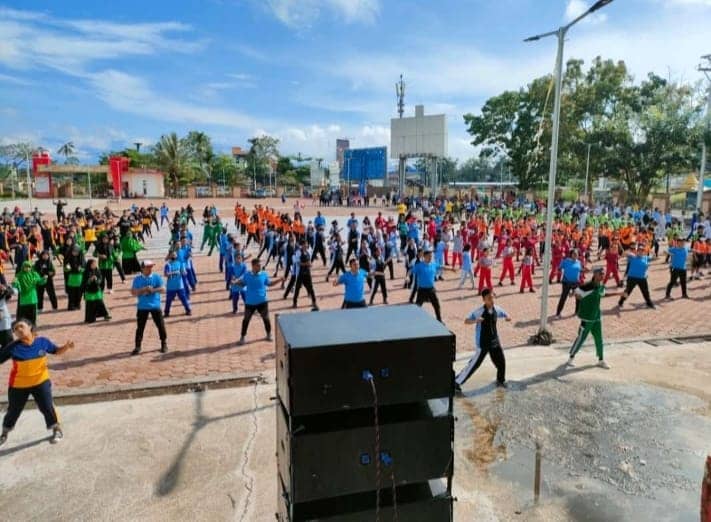 Foto: Istimewa Nampak ratusan pemuda dan pelajar saat mengikuti senam bersama dalam rangka Haornas ke-39 di Graha Eme Neme Yauware yang digelar Disporabudpar Mimika.