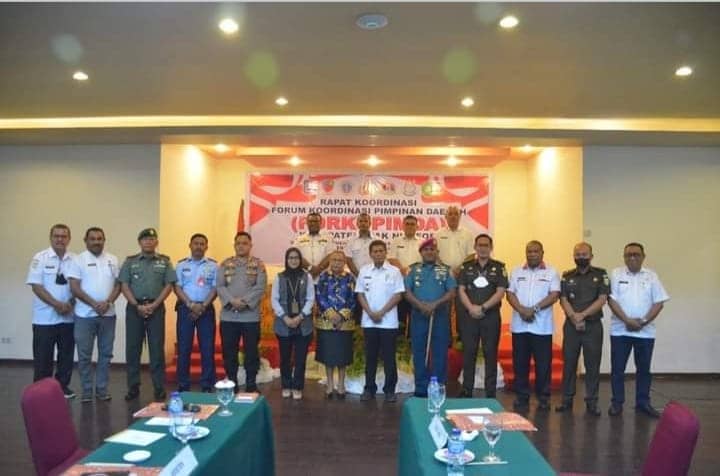 Foto: Istimewa Wakil Bupati Biak Numfor, Calvin Masnembra berpose bersama jajaran Forpimda usai Rakor kenaikan harga BBM.