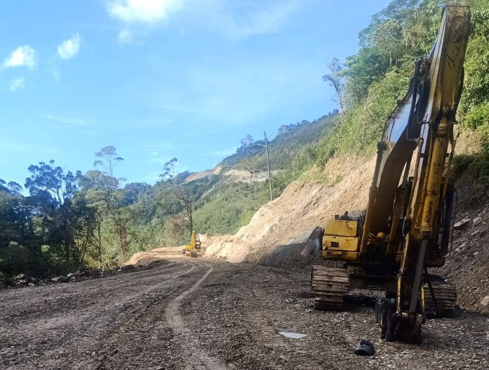 Foto: Istimewa Nampak excavator milik PT DHR yang dibakar Teroris KKB Papua di Pegunungan Bintang.