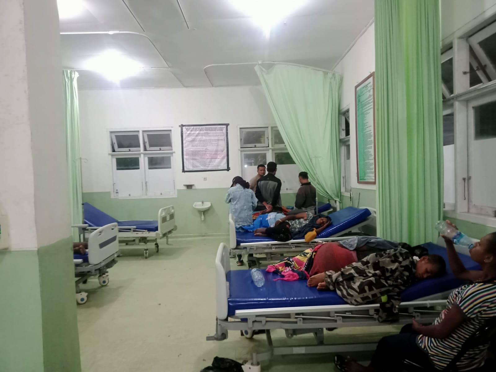 Warga yang keracunan dibawa ke RSUD Tanah merah