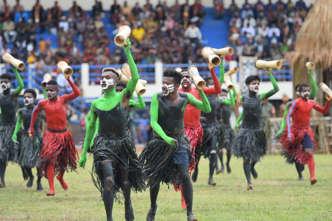 Penari Kolosal yang ditampilkan saat acara pembukaan KMAN VI di Stadion Bas Youwe Sentani, Senin ( 24/10/2022)
