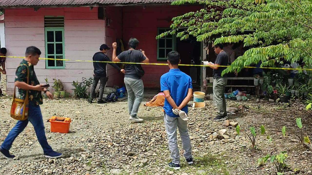 Caption foto : Tampak Polisi sedang melakukan olah TKP.