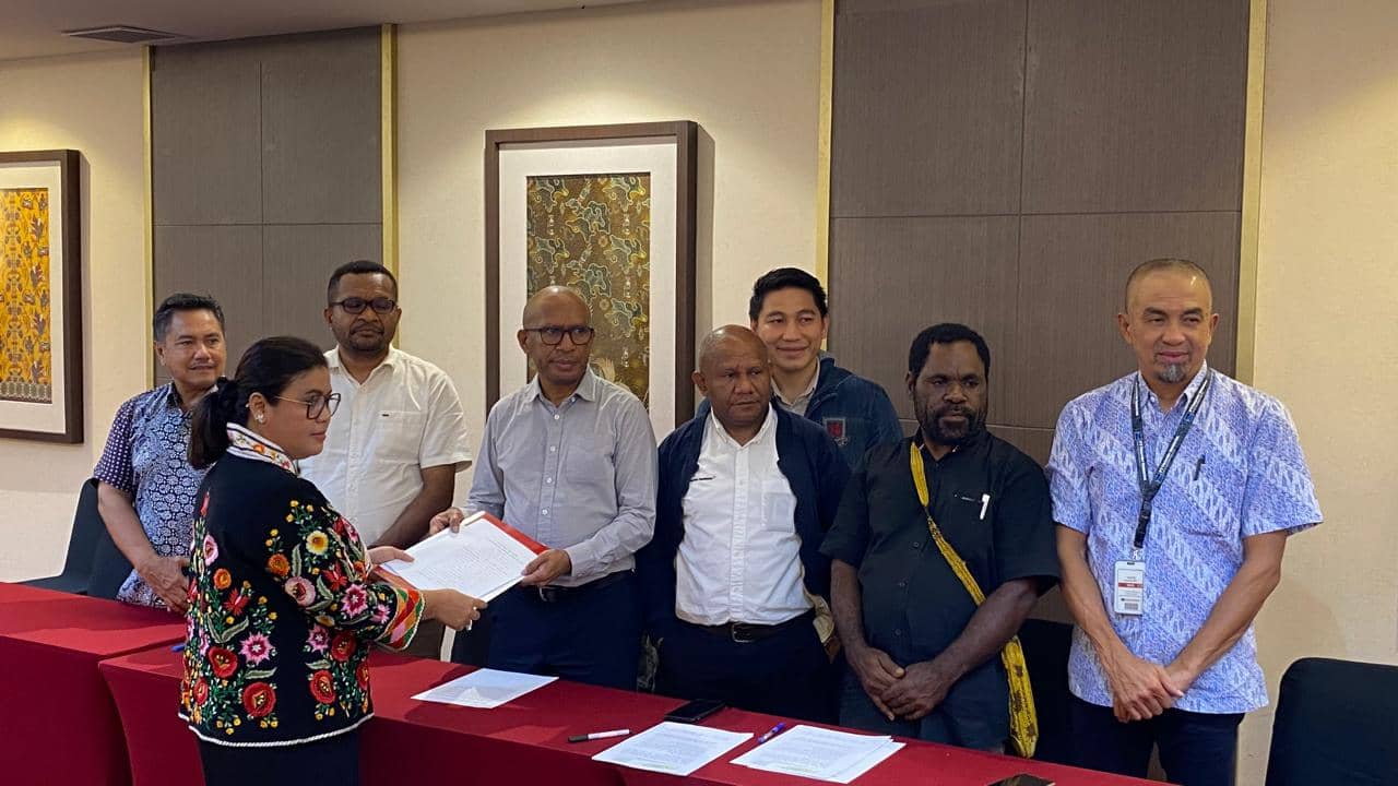 Penyerahan Berita acara terpilihnya empat pengurus YPMAK Periode 2024-2029 dari pihak Konsultan kepada Pembina