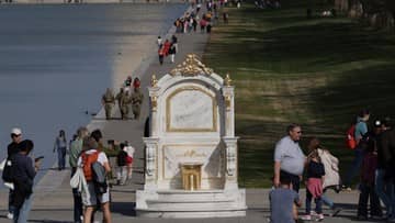 Patung Toilet Emas di Washington Kritik Gaya Hidup Trump