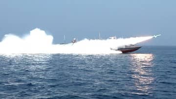 Iran Tembakkan Tembakan Peringatan Setelah Serangan AS di Selat Hormuz