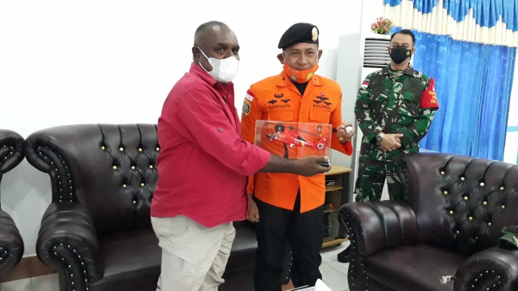 Ilustrasi berita PAPUA: Supriyanto Ridwan Serahkan Miniatur Helikopter Basarnas Kepada Bupati Merauke