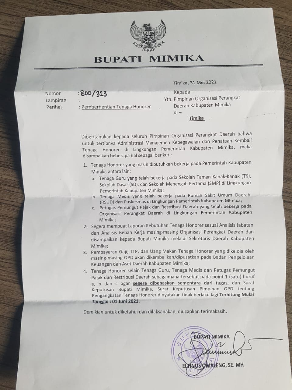 Ilustrasi berita MIMIKA: Beredar Surat Bupati Mimika Tiba-tiba Berhentikan Tenaga Honor di Sejumlah OPD